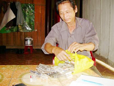 Anh Nguyễn Kim Hợp và bộ “đồ nghề” chống tham nhũng. Ảnh: PV