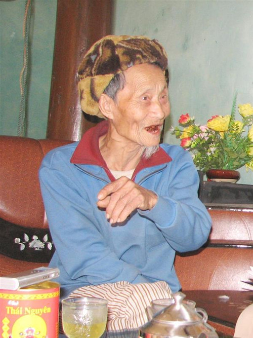 Ông Trần Trí Hợi trao đổi với phóng viên