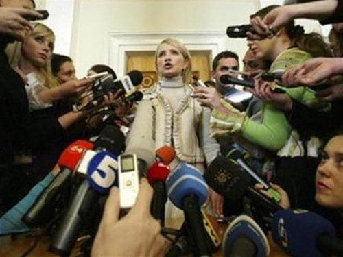 Bà Yulia trong vòng vây báo chí