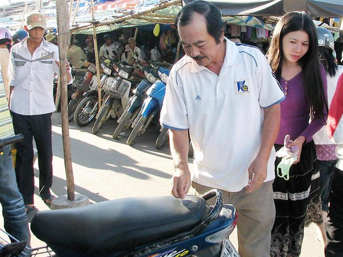 Trông xe ở chợ - công việc hàng ngày của HLV Quang Nhật Mạnh