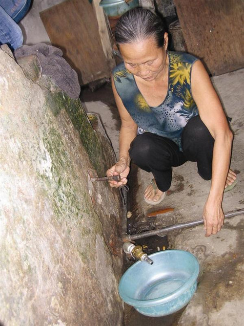 Người dân bức xúc về nguồn nước sạch thiếu và bị nhiễm bẩn