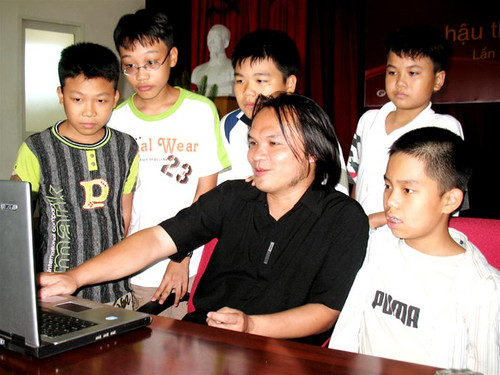 5 học sinh lớp 6 giải đề đại học và thầy giáo Trần Phương. Ảnh: XM. 5 học sinh lớp 6 giải đề đại học và thầy giáo Trần Phương. Ảnh: XM.