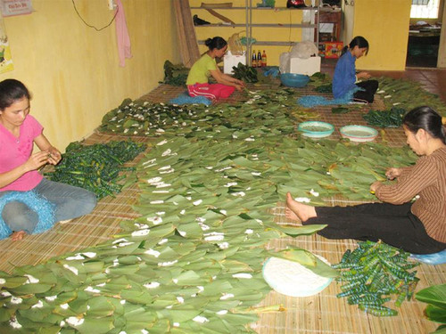 Công nhân làm bánh tẻ tại cơ sở Hường Thắng. Ảnh: N.M Công nhân làm bánh tẻ tại cơ sở Hường Thắng. Ảnh: N.M