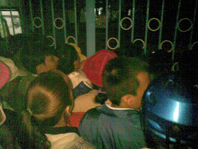 4g50, không còn hàng gì nữa, phụ huynh bắt đầu đứng dậy chen lấn, tiến tới bám lấy cổng trường. Ảnh: Tuổi Trẻ 4g50, không còn hàng gì nữa, phụ huynh bắt đầu đứng dậy chen lấn, tiến tới bám lấy cổng trường. Ảnh: Tuổi Trẻ