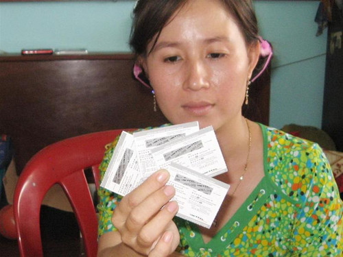 Chị Trần Thị Kim Hướng với bốn thẻ chưa cào nhưng không còn tiền