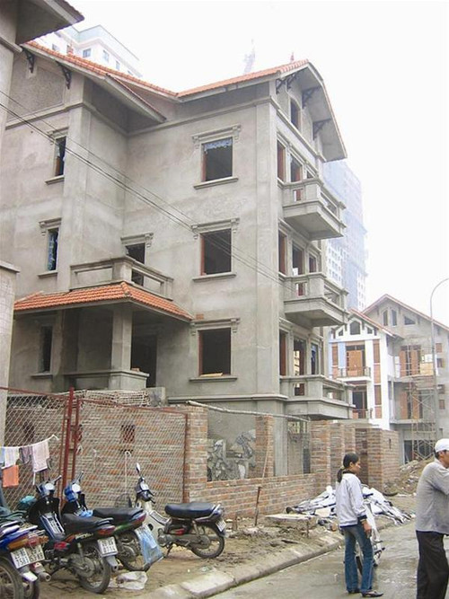 Việc quan chức mua biệt thự hàng tỷ đồng sẽ phải giải trình. (Trong ảnh: Nhà của nguyên TGĐ PMU 18 Bùi Tiến Dũng tại khu đô thị Trung Hòa-Nhân Chính) - Ảnh: Phùng Sưởng.