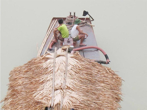 Tay săn cá nổi tiếng Lò Văn Thắng và một phường săn khác đang ngược sông Gâm