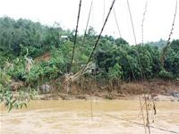Cây cầu treo nối xã Za Hung và A Rooi bị nước cuốn trôi, chỉ còn dây văng - Ảnh: Nam Cường