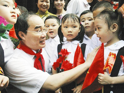 Bộ trưởng Bộ GD & ĐT Nguyễn Thiện Nhân trò chuyện với các em học sinh tiểu học trường Quang Trung (Hà Nội) trong ngày hội khai trường hôm 3/9 Ảnh: Hồng Vĩnh