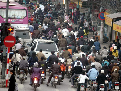 Đoạn Kim Liên – Ô Chợ Dừa chưa thông xe, làm cho đoạn phố Nguyễn Lương Bằng – Ô Chợ Dừa sáng, chiều nào cũng tắc. Ảnh: Phạm Yên