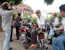 Người dân chờ đăng ký xe máy (ảnh minh họa)