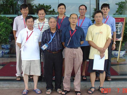 Phạm Hữu Tiệp (ngoài cùng bên phải hàng thứ hai) và các thành viên ban chấm thi IMO 48.