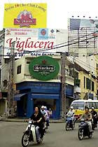 Biển tấm lớn đặt trên nóc nhà rất nguy hiểm. Ảnh: VnExpress