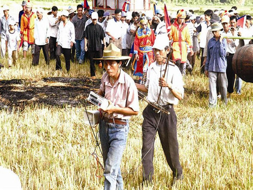 Nhi “khùng” (đi đầu) – hình ảnh quen thuộc với những đám tang ở làng ảnh: Tr.T Nhi “khùng” (đi đầu) – hình ảnh quen thuộc với những đám tang ở làng ảnh: Tr.T