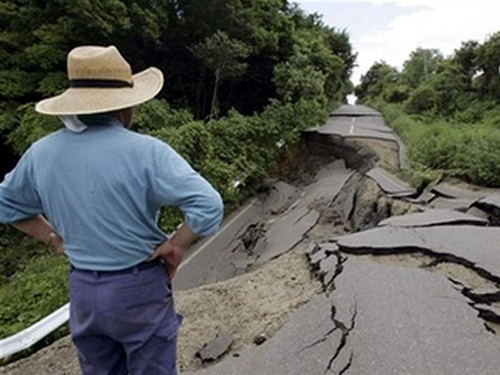 Đường bộ bị động đất ở Iwate, Nhật Bản, phá hủy - Ảnh: A.P