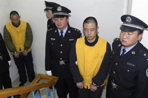 Tại phiên tòa ở Thạch Gia Trang, tỉnh Hồ Bắc ngày 22/1, Tòa đã tuyên tử hình 3 người đàn ông liên quan đến vụ bê bối sữa nhiễm melamine, khiến 6 trẻ em thiệt mạng và 300.000 trẻ khác phải nhập viện. Ảnh: Reuters.