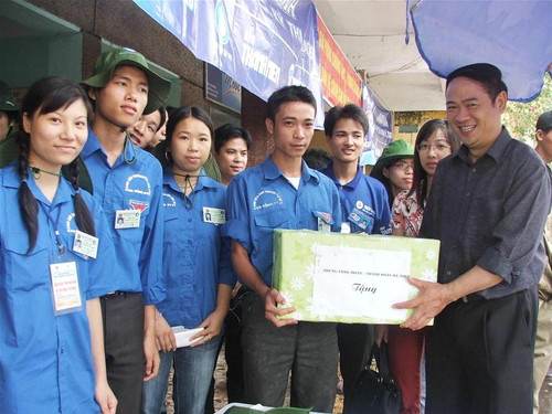 Bí thư TW Đoàn Bùi Đặng Dũng tặng quà cho SVTN tại bến xe Hà Đông sáng 30/6