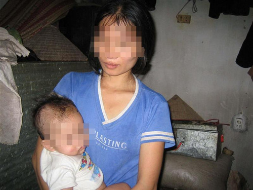 Chị Trần Thị Mẫn và cháu Ngô Thị Thanh.L Chị Trần Thị Mẫn và cháu Ngô Thị Thanh.L