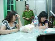 Mẹ của Vũ Thị Thùy Linh bật khóc khi nghe đọc lệnh bắt con gái. Ảnh : CAND.