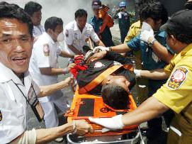 Những người bị thương được đưa đi cấp cứu. Ảnh: RIA