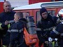 Các nhân viên cứu hộ cũng bị ngạt vì khói