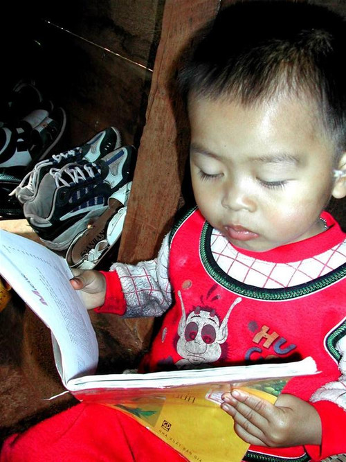 Cháu Ban thường lấy sách ra đọc Cháu Ban thường lấy sách ra đọc