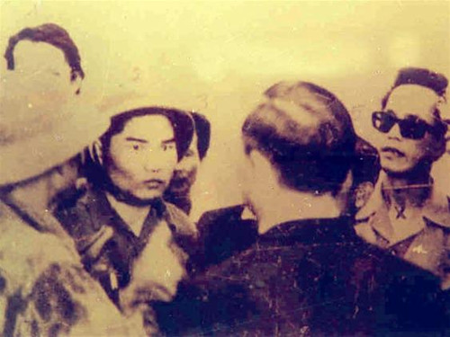 Chân dung “người Sài Gòn vô danh” bên cạnh đại uý Thệ 30 năm trước (người thứ 2, trái sang)