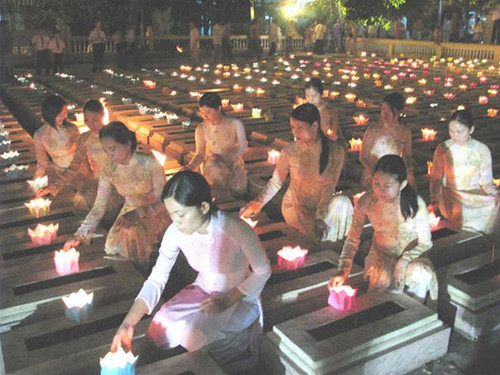 Hàng ngàn hoa đăng được thắp tưởng niệm các nghĩa sĩ . Ảnh: Tr.T Hàng ngàn hoa đăng được thắp tưởng niệm các nghĩa sĩ . Ảnh: Tr.T
