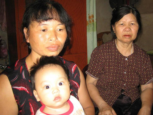 Gia đình Nguyễn Thanh Chấn vẫn trông chờ các cơ quan pháp luật giải oan cho anh (trong ảnh mẹ, vợ và con anh Chấn)