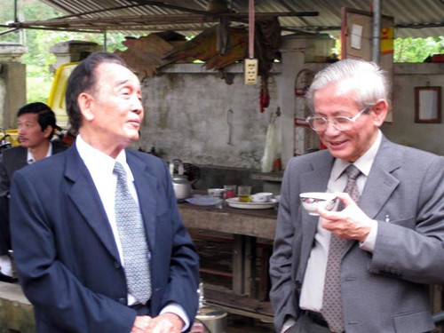 GS Phan Huy Lê (phải) và nhà nghiên cứu Đinh Văn Hiến tại sân đền vua Mai
