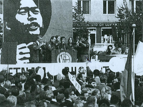 Anh Victore Hara và 5 người bạn (Victore đứng ngoài cùng bên phải) đang hát bài hát về Chủ tịch Hồ Chí Minh tại buổi mít tinh ngày 23/9/1969 tại quảng trường Hakaniemi