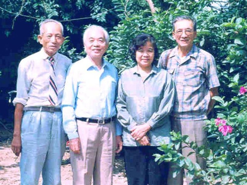 Ông Hoàng Xuân Bình chụp ảnh lưu niệm với Đại tướng Võ Nguyên Giáp