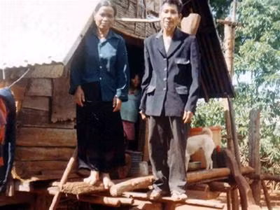 Vợ chồng ông Khoa ở làng Tung A Mô