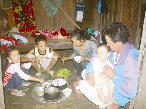 Gia đình chị Thương, hộ nghèo ở Quảng Bình chỉ nhận được 100 nghìn đồng Gia đình chị Thương, hộ nghèo ở Quảng Bình chỉ nhận được 100 nghìn đồng