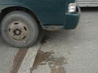 Nhiều ổ gà xuất hiện gần các mối nối nhịp cầu - Ảnh: P.T. Nhiều ổ gà xuất hiện gần các mối nối nhịp cầu - Ảnh: P.T.