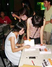 Hà Kin trong buổi ra mắt Chuyện tình New York ngày 25/8. Ảnh: Ha Kin's blog. Hà Kin trong buổi ra mắt Chuyện tình New York ngày 25/8. Ảnh: Ha Kin's blog.