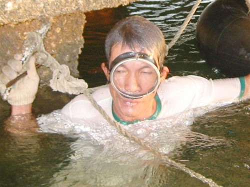 Anh Đáng vừa lặn xuống độ sâu 4,5 m để bắt hàu