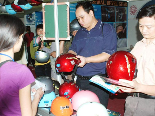 Khách hàng khó nhận diện đâu là mũ bảo hiểm thật đâu là mũ bảo hiểm giả (Ảnh có tính chất minh họa)