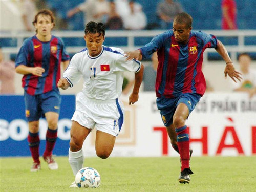 Hồng Minh đi bóng trước sự bám sát của cầu thủ Barca B - Ảnh: Quang Thắng