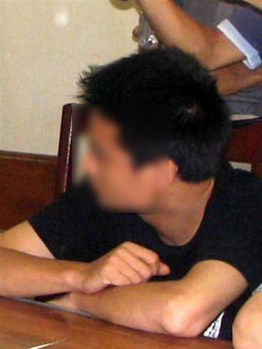 Trung Hiếu quay mặt trước ống kính phóng viên