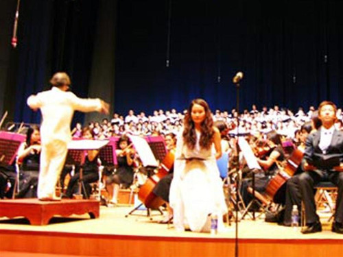 Nhạc sỹ Nguyễn Thiện Đạo đang chỉ huy dàn nhạc trong đêm tổng duyệt Khai giác