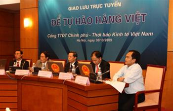 Các vị khách mời tham gia cuộc giao lưu "Để tự hào hàng Việt". Ảnh : chinhphu.vn