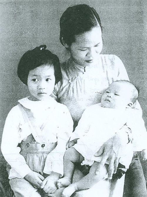 Ba mẹ con bà Nga chụp ảnh tại Hà Nội gửi vào Nam cho ông Ba Duẩn Ba mẹ con bà Nga chụp ảnh tại Hà Nội gửi vào Nam cho ông Ba Duẩn