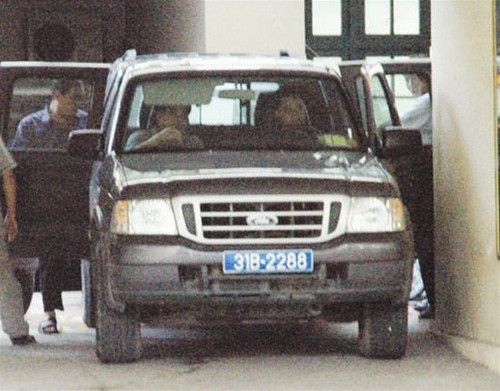 Trung tá Thủy bị đưa lên xe của CQĐT lúc 17giờ 45 chiều 2/7. Ảnh: HV