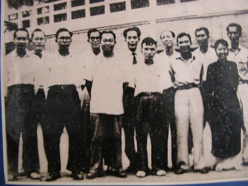 Tập thể lãnh đạo nghiệp đoàn giáo học nội đô sau Hiệp định Geneve, ông Tạ Thanh Sơn đứng ngoài cùng bên trái