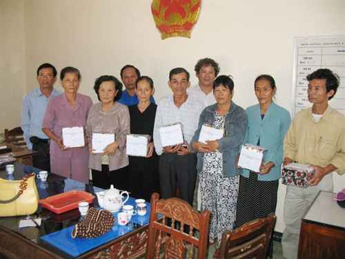 Cán bộ khối báo chí xuất bản T.Ư Đoàn trao quà cho 7 cựu TNXP ở huyện Thăng Bình, Quảng Nam