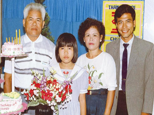 Phạm Thị Xuân Khải cùng chồng và 2 con (1998)