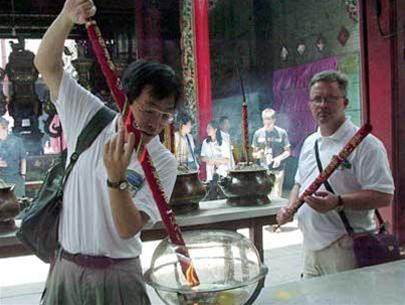 Du khách nước ngoài kết hợp tham quan chùa Thiên Hậu (Q.5) sau khi dự hội thảo tại TP.HCM - Ảnh: T.T.D. Du khách nước ngoài kết hợp tham quan chùa Thiên Hậu (Q.5) sau khi dự hội thảo tại TP.HCM - Ảnh: T.T.D.