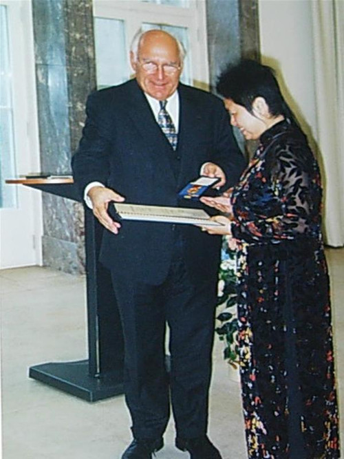 Chị Hoài Thu tại lễ nhận Huân chương Công trạng của TT CHLB Đức.(Ảnh tư liệu