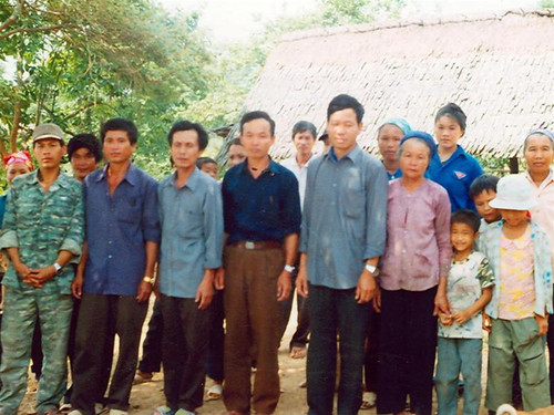 Cán bộ và người dân xóm 2A đứng đơn kiến nghị Ảnh: HHT